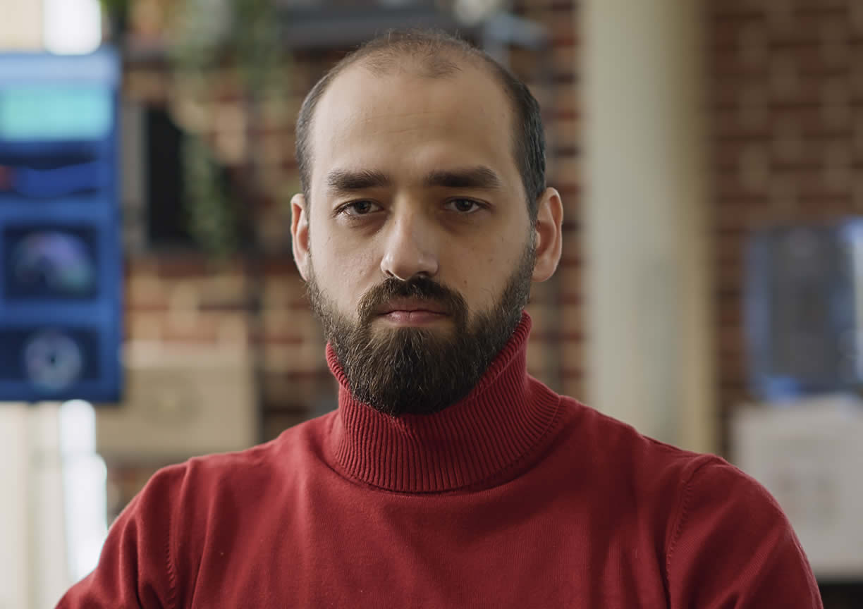 Descrição do Perfil: O Dr. Lucas Costa é um psicólogo com vasta experiência na abordagem psicanalítica e psicodinâmica, atendendo adultos e casais. Ele explora as camadas mais profundas do inconsciente para ajudar seus pacientes a compreenderem as origens de seus conflitos, padrões de repetição e dificuldades emocionais. Lucas oferece um espaço de escuta atenta e livre de julgamentos, onde os pacientes podem explorar suas emoções, sonhos, memórias e fantasias, em busca de autoconhecimento e transformação. Seu objetivo é auxiliar na construção de novas formas de lidar com o sofrimento e na promoção de uma vida mais autêntica e satisfatória.